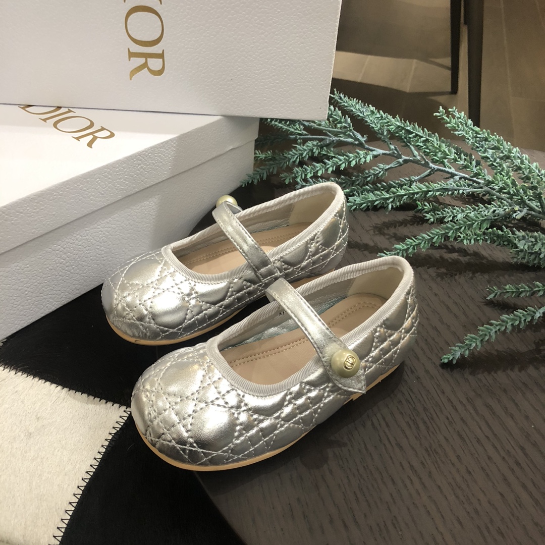Children's shoes child